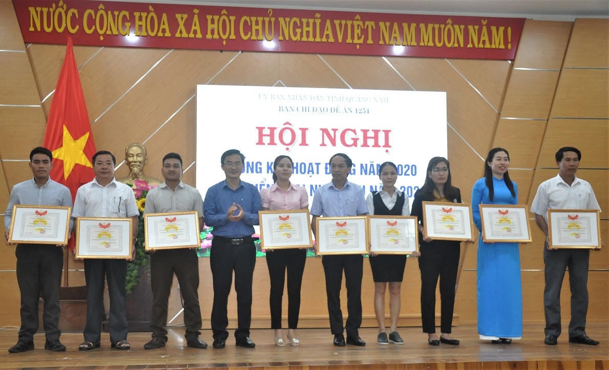 Khen thưởng cho các tập thể, cá nhân có thành tích xuất sắc trong công tác giám sát năm 2020.