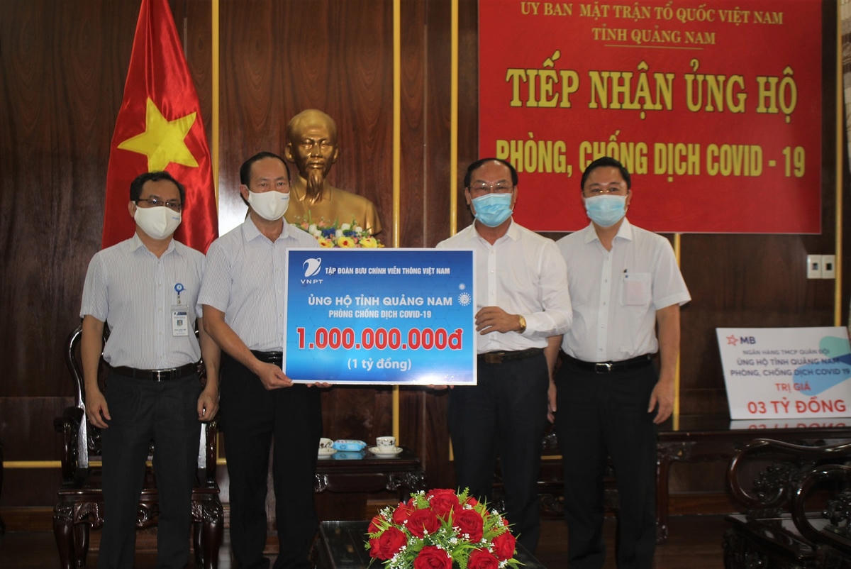 Mặt trận tỉnh Quảng Nam tiếp nhận ủng hộ phòng chống dịch.