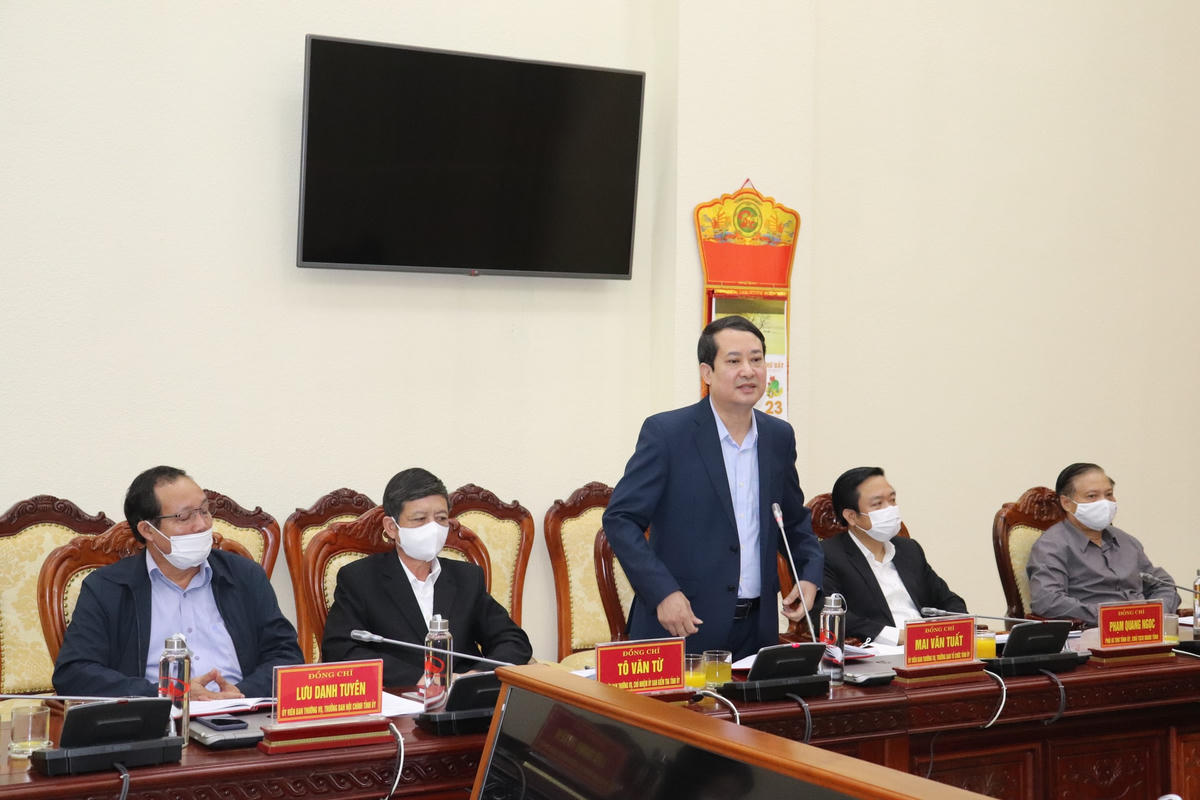 Ông Mai Văn Tuất, Trưởng ban Tổ chức Tỉnh ủy Ninh Bình báo cáo đoàn khảo sát về thực trạng công tác xây dựng tổ chức cơ sở Đảng và đội ngũ đảng viên trên địa bàn.