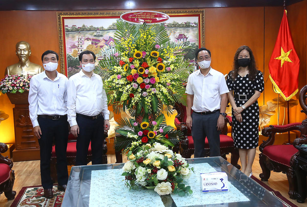 Ông Vũ Văn Tiến tặng hoa chúc mừng Đài Tiếng nói Việt Nam. Ảnh: Kỳ Anh.