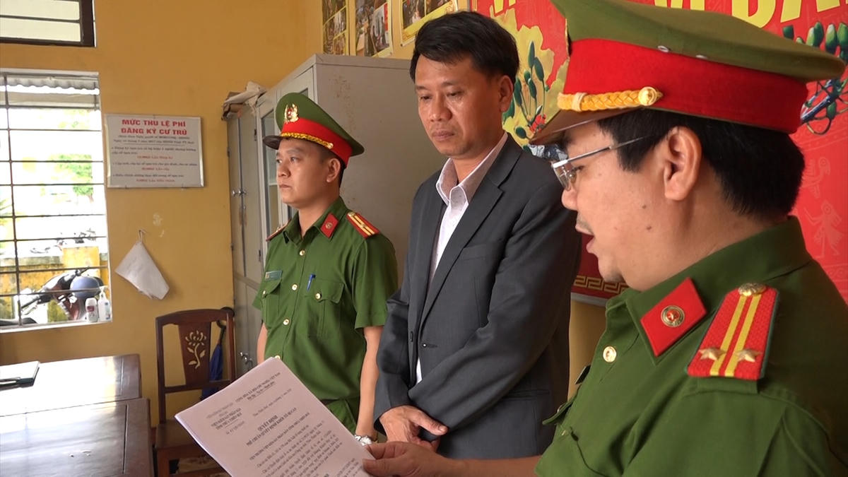 Cơ quan công an đọc lệnh bắt giữ Hoàng Khánh Huy.