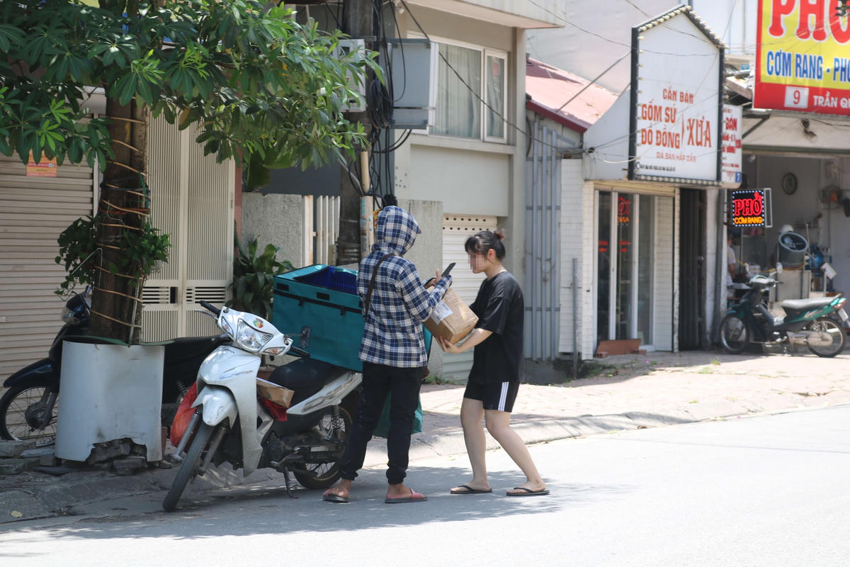 Một số khách nhận hàng chủ quan lơ là không mang khẩu trang.