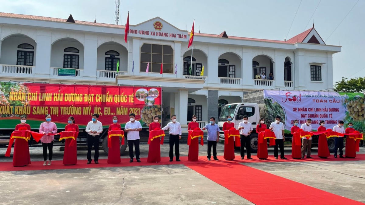 Đại biểu cắt băng khai mạc hội nghị kết nối kết nối tiêu thụ hàng hoá nông sản và mở vườn thu hái nhãn đạt chuẩn quốc tế xuất khẩu.