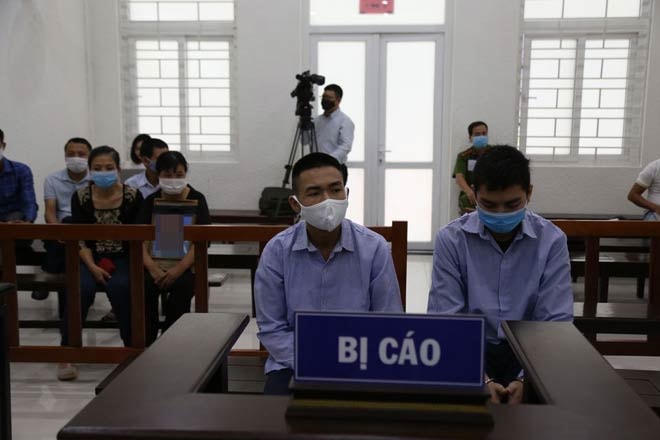 Hai bị cáo tại phiên tòa.