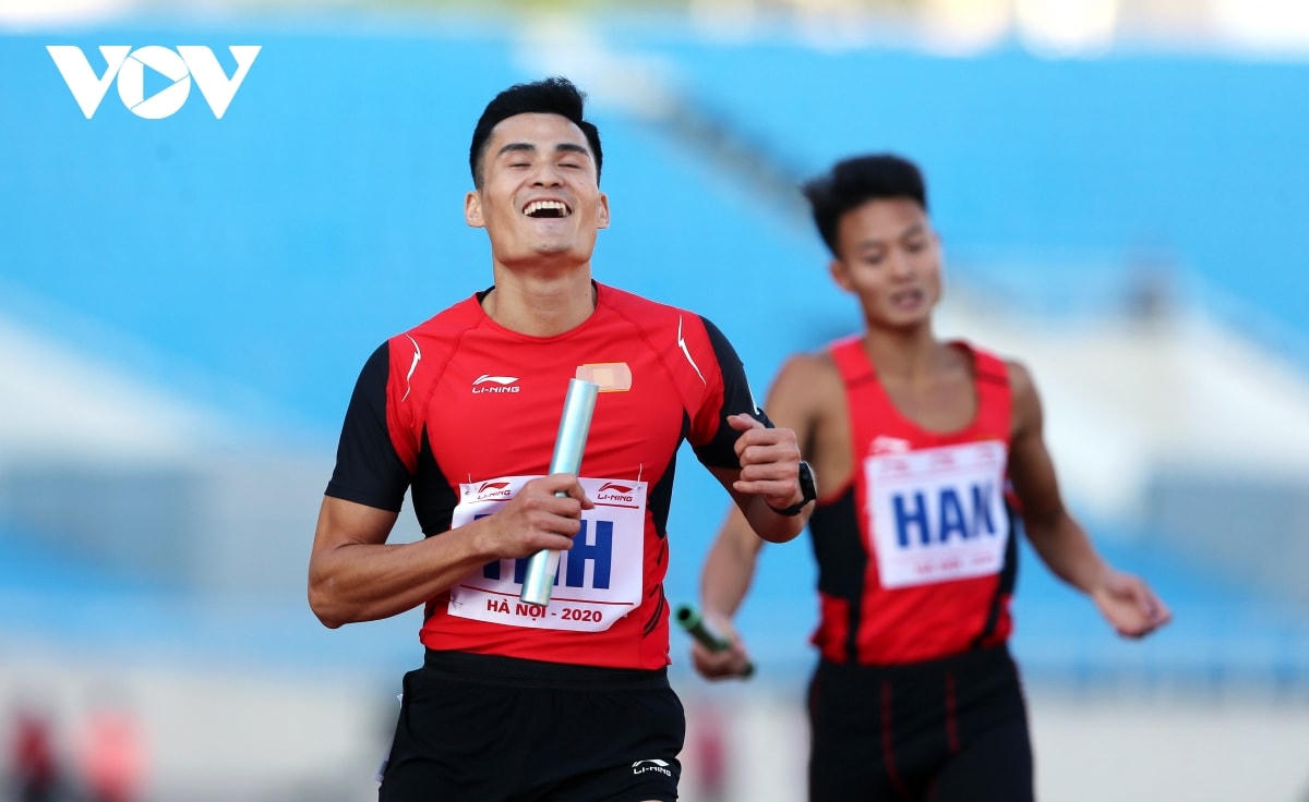 Anh em Quách Công Lịch và Quách Thị Lan giúp đoàn Thanh Hóa giành HCV nội dung 4x400 m hỗn hợp.  