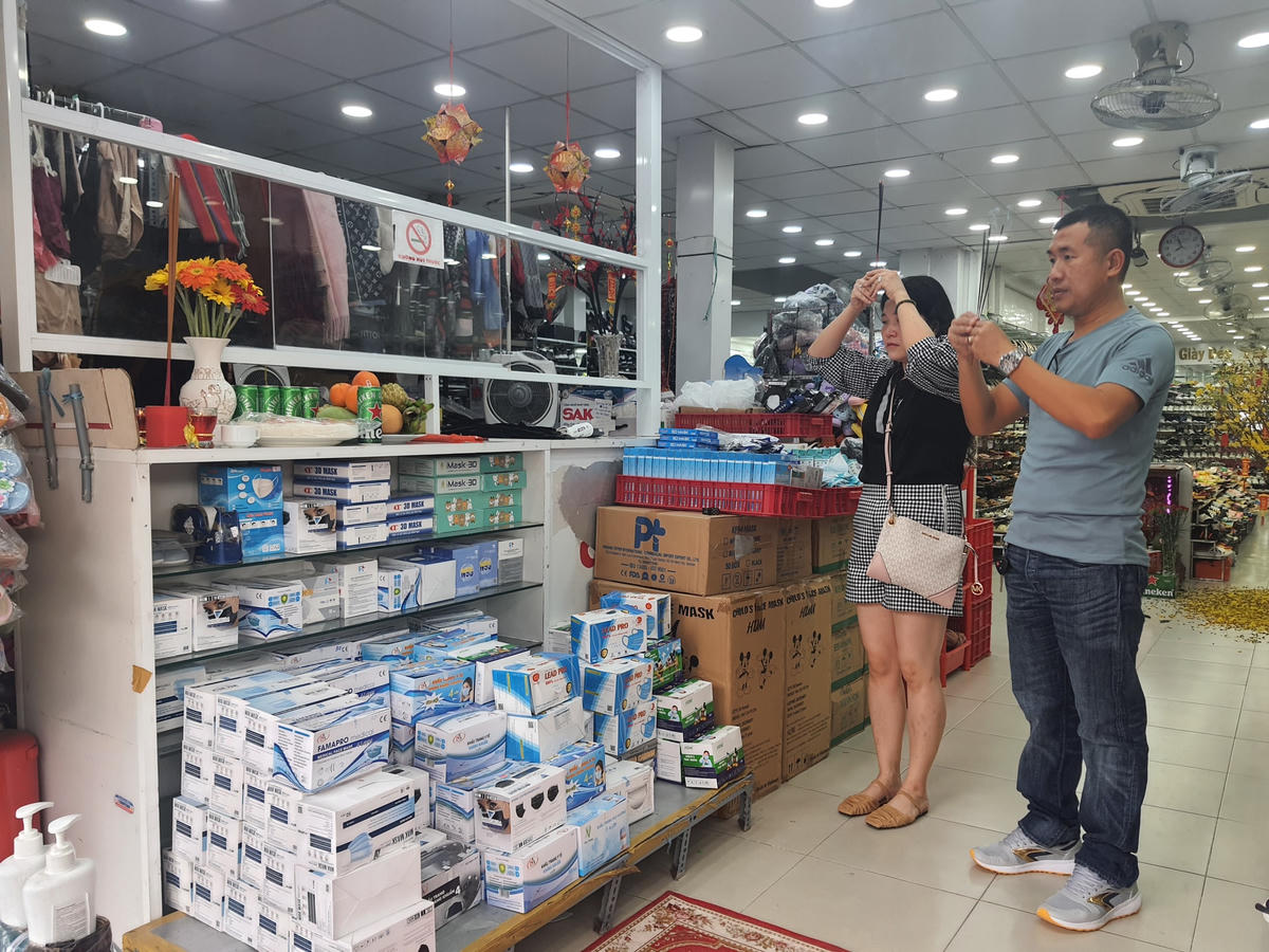 Chủ Shop giày dép Thúc Trinh trên đường Bà Triệu, Phường 3, TP Bạc Liêu cúng khai trương ngày mùng 6 Tết.