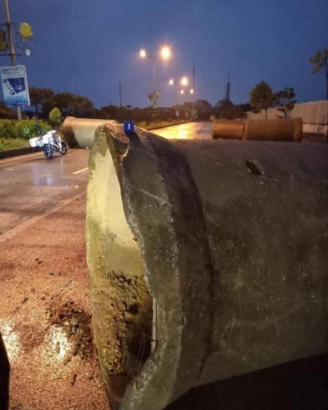 Ống cống bị sứt mẻ sau cú đâm mạnh.