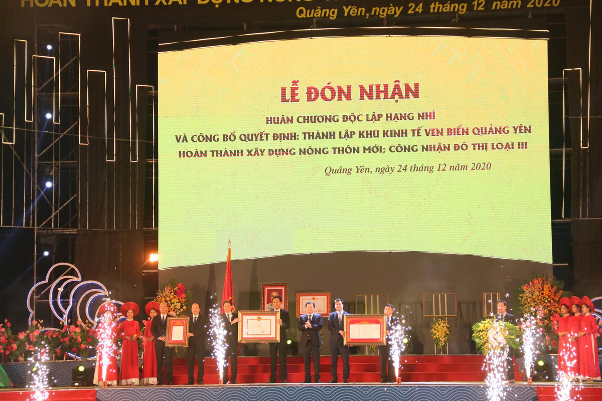  Phó Thủ tướng trao quyết định thành lập Khu kinh tế ven biển Quảng Yên và công nhận đô thị loại III đối với thị xã Quảng Yên.