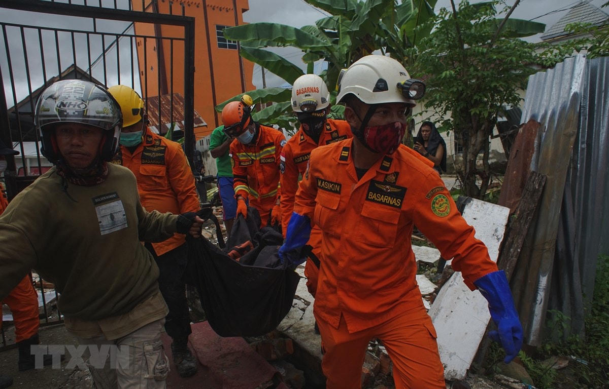 Nhân viên cứu hộ chuyển thi thể nạn nhân thiệt mạng trong trận động đất ở Mamuju, Tây Sulawesi, Indonesia, ngày 15/1/2021. Ảnh: THX/TTXVN.