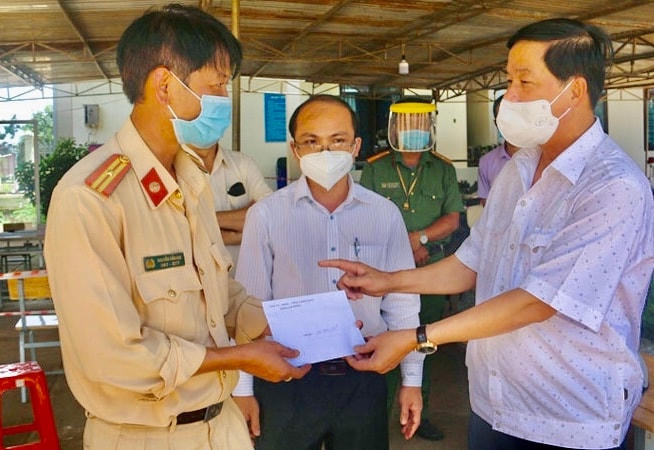 Bí thư Tỉnh ủy tặng quà điểm chốt về phòng chống dịch Covid-19.
