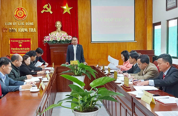 Ủy viên Ban Thường vụ Tỉnh ủy, Chủ nhiệm Ủy ban Kiểm tra Tỉnh ủy Lâm Đồng Dương Công Hiệp chủ trì kỳ họp thứ 35. Ảnh: Báo Nhân dân.