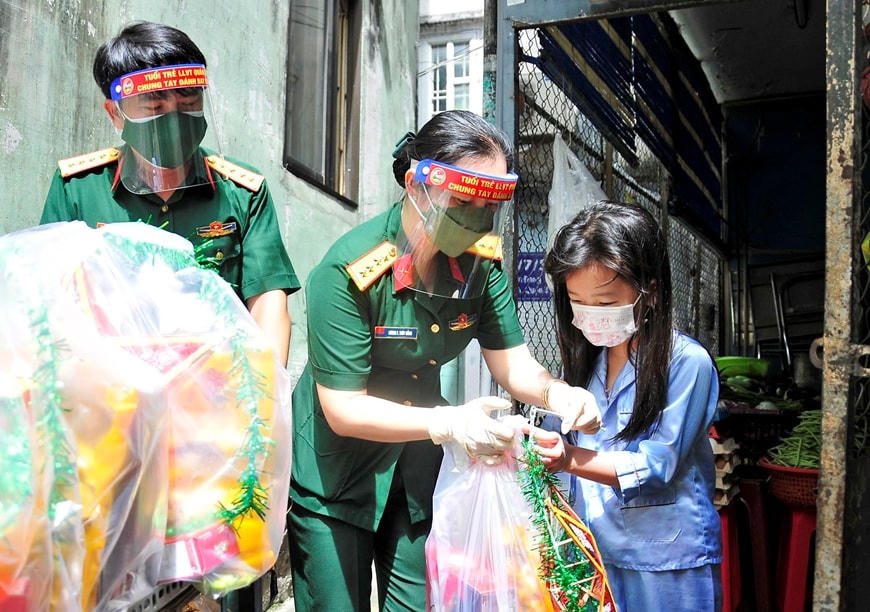 500 phần quà Trung thu cho con em công nhân có hoàn cảnh khó khăn do Covid-19 hiện đang ở trọ tại các khu nhà trọ công nhân ở thành phố Thủ Đức. Ảnh: Nguyễn Kim.