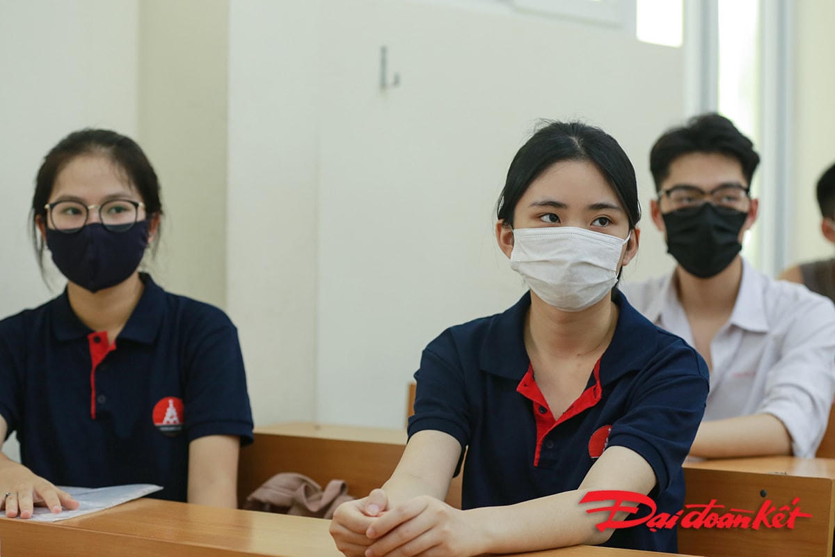 Nghe phổ biến quy chế thi, các thí sinh vẫn đeo khẩu trang.