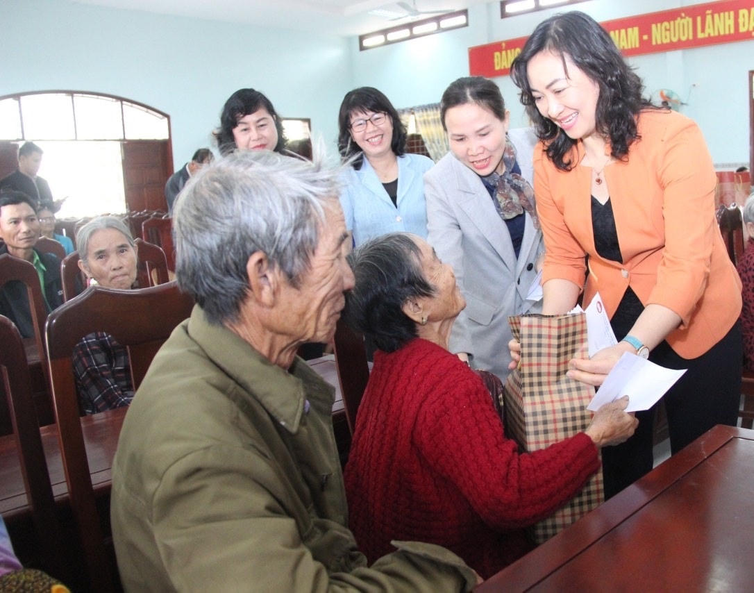Phó Chủ tịch UBND TP HCM Phan Thị Thắng trao quà cho hộ gia đình có hoàn cảnh khó khăn tại Bình Định.