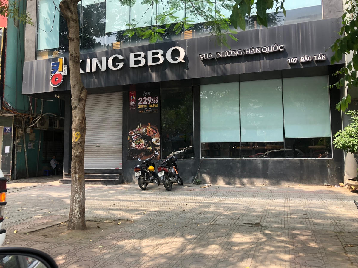 Quán thịt nướng ở địa điểm đắc địa trên phố Đào Tấn đang đóng cửa ngóng ngày trở lại.