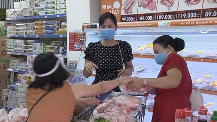 Một cảnh lên án vấn nạn mua hàng tích trữ trong phim.