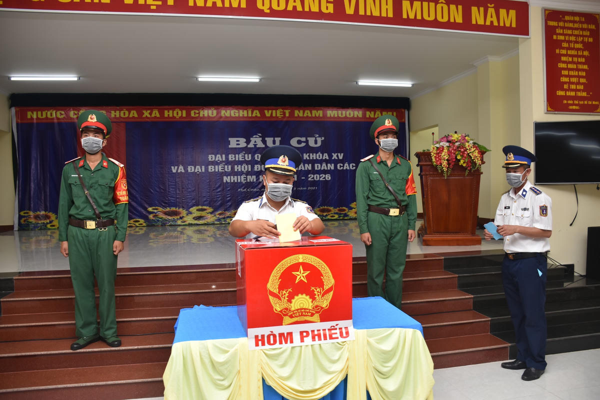 Lực lượng vũ trang đóng trên địa bàn xã Thổ Châu thực hiện quyền cử tri tại địa điểm bầu cử.