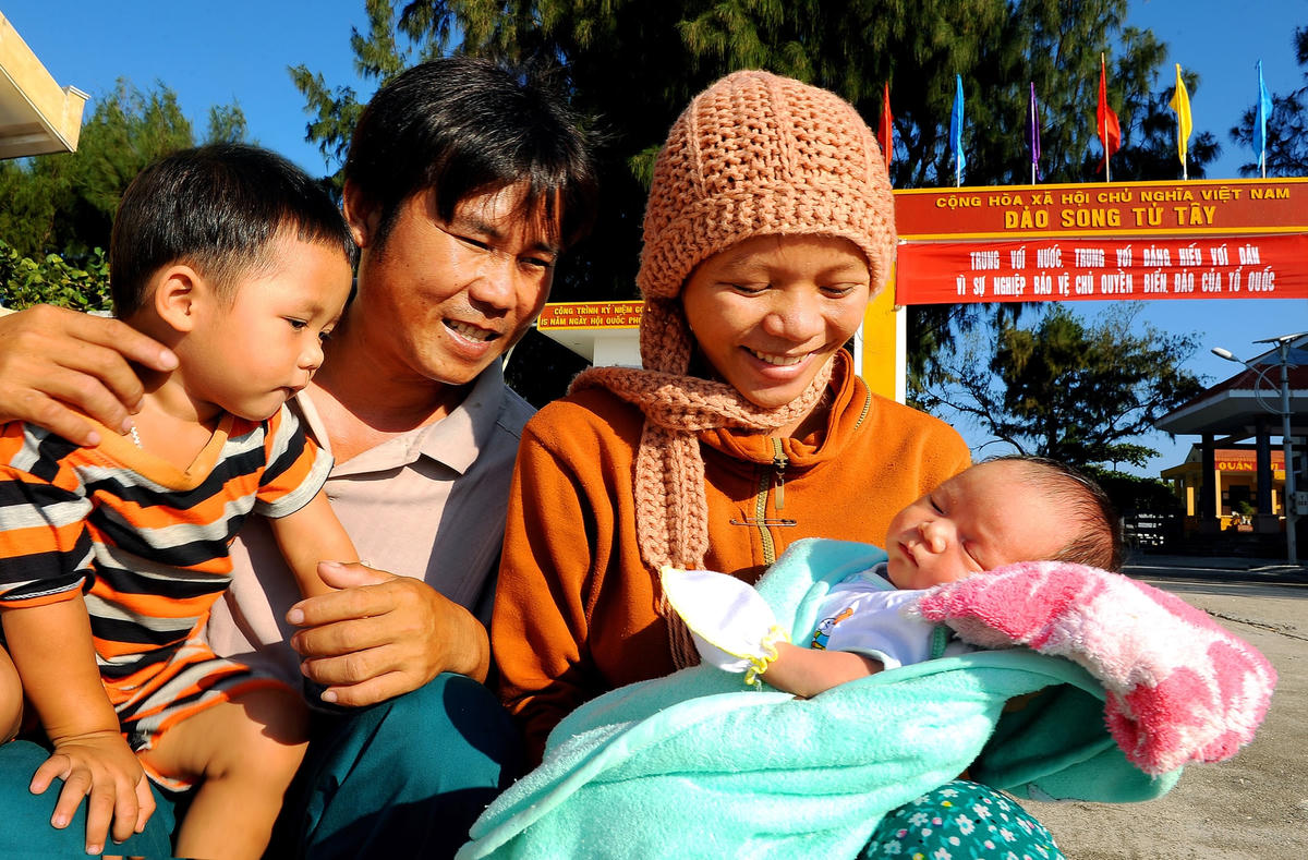 Tác phẩm Mãi mãi là hạnh phúc của Nguyễn Á trưng bày tại triển lãm.  