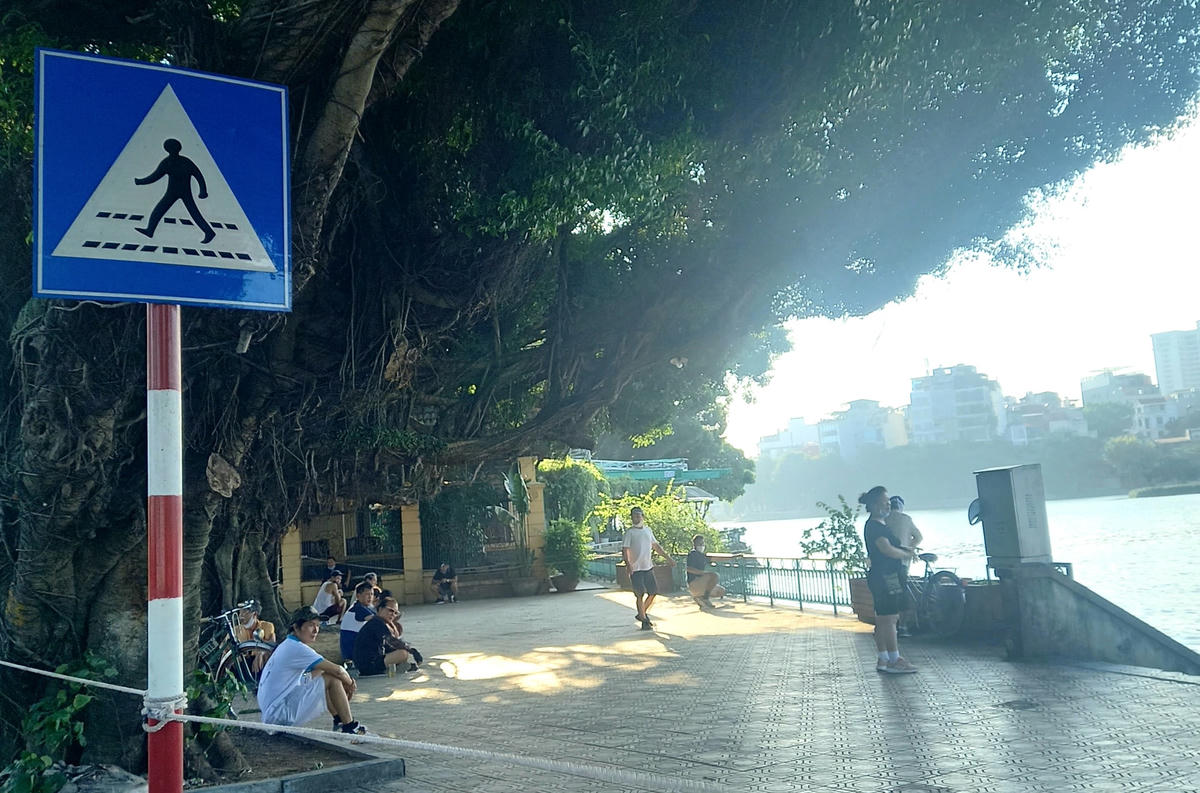 Tình trạng người dân chủ quan, bất chấm lệnh cấm tới nơi công cộng để tập thể dục còn diễn ra tại khu vực hồ Tây và ven hồ Trúc Bạch (quận Tây Hồ).
