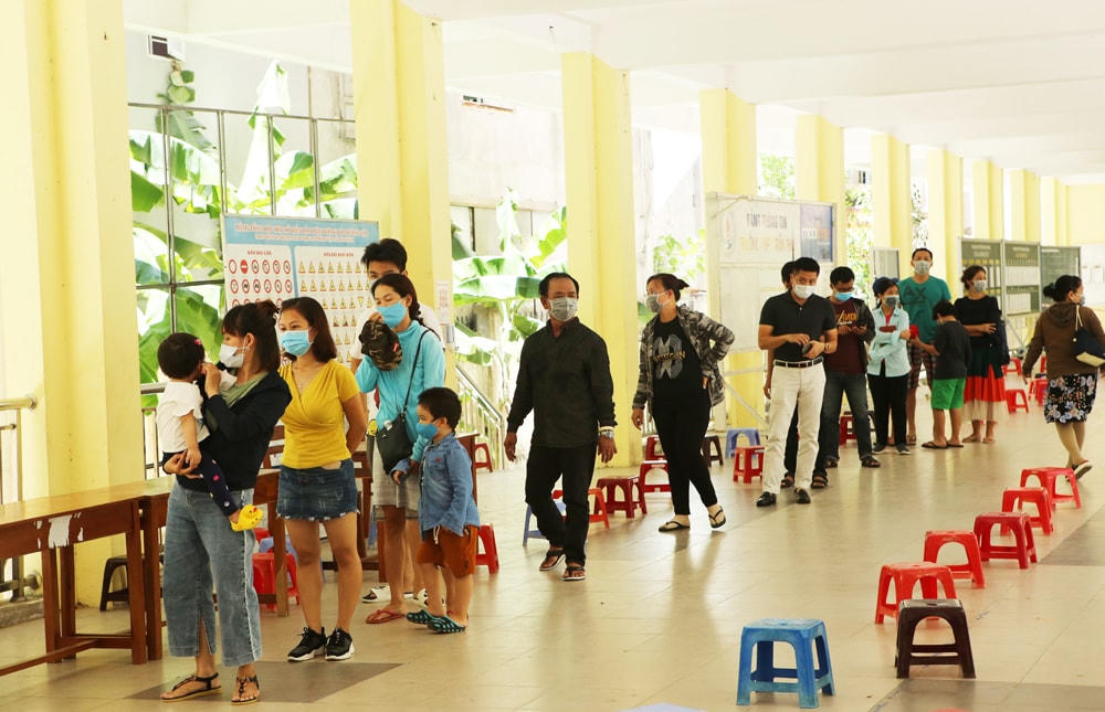 Du khách đến từ TP Hồ Chí Minh bị kẹt lại Đà Nẵng đang chờ đến lượt lấy mẫu xét nghiệm vào ngày 9/8. Ảnh Thanh Tùng.
