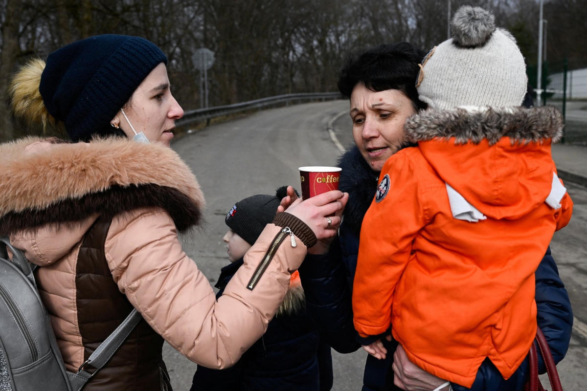 Những người Ukraine đặt chân đến Ubla, Slovakia. Ảnh: Radovan Stoklasa / Reuters