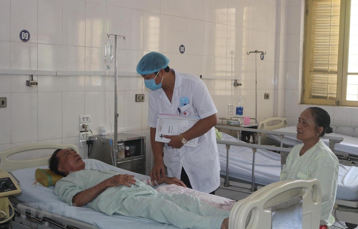 Một bệnh nhân bị sốc nhiệt đang được điều trị. (Ảnh: TTXVN).