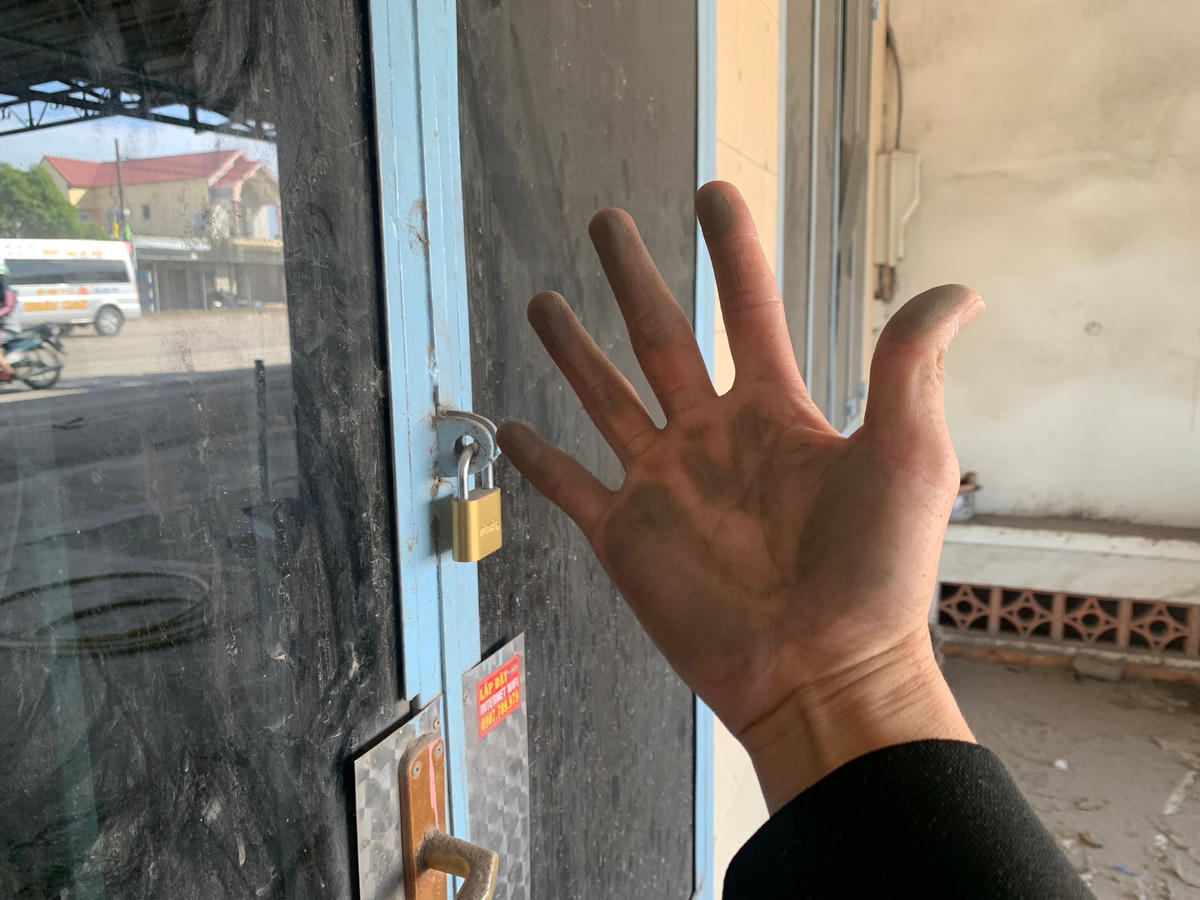 Bụi bẩn bám đầy cửa kính một căn nhà ở Quốc lộ 51 đoạn qua phường Phước Tân, TP Biên Hòa.