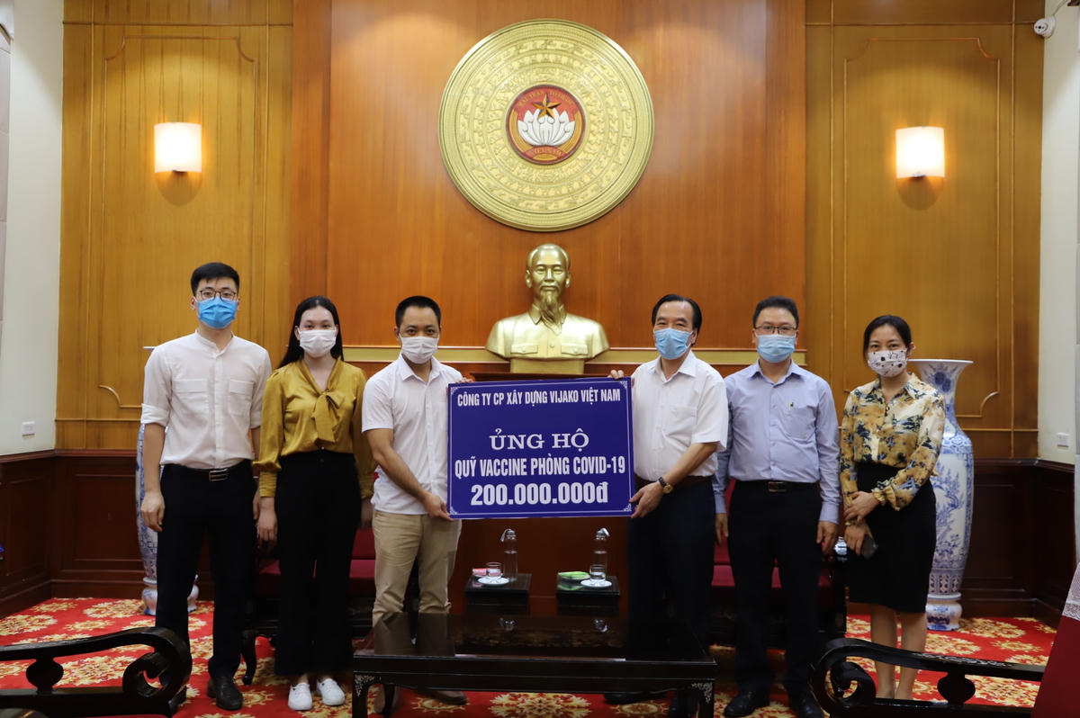 Phó Chủ tịch Ngô Sách Thực tiếp nhận ủng hộ từ Công ty CP xây dựng Vijako Việt Nam.