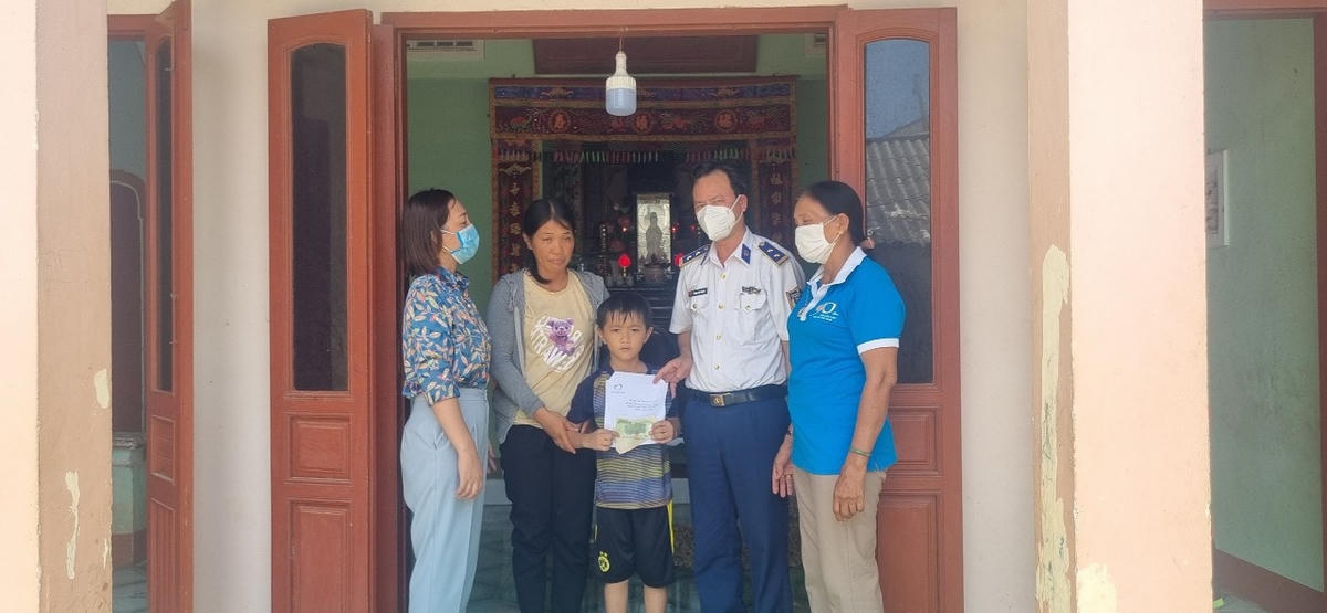 Trung tá Phạm Văn Doanh, CTV Hải đội 212 và Hội phụ nữ huyện Lý Sơn trao tiền Hỗ trợ thường xuyên Quý II của Quỹ Thiện Tâm cho cháu Nguyễn Quang Thanh.