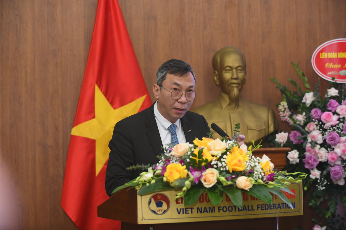Quyền chủ tịch VFF Trần Quốc Tuấn chúc mừng tuyển nữ Việt Nam.