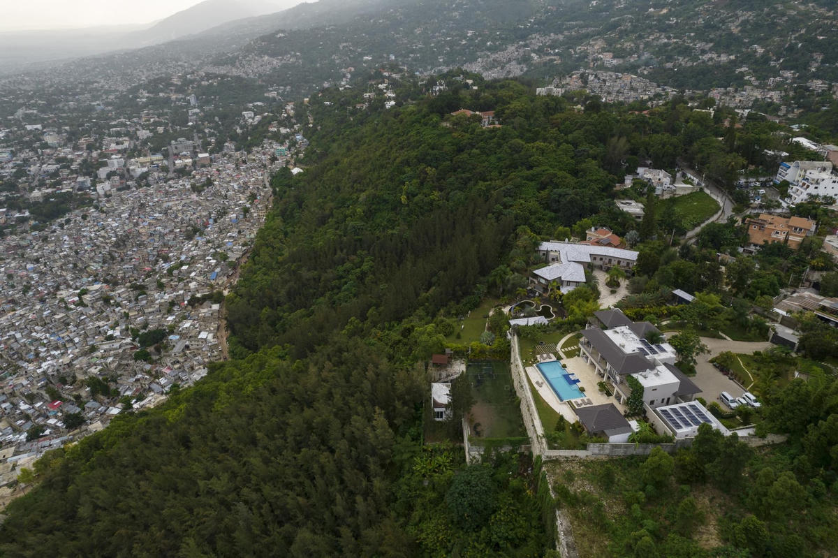Những dải cây xanh ngăn cách khu dân cư Jalousie đông đúc với khu ngoại ô giàu có Petion-Ville, ở Port-au-Prince, Haiti.