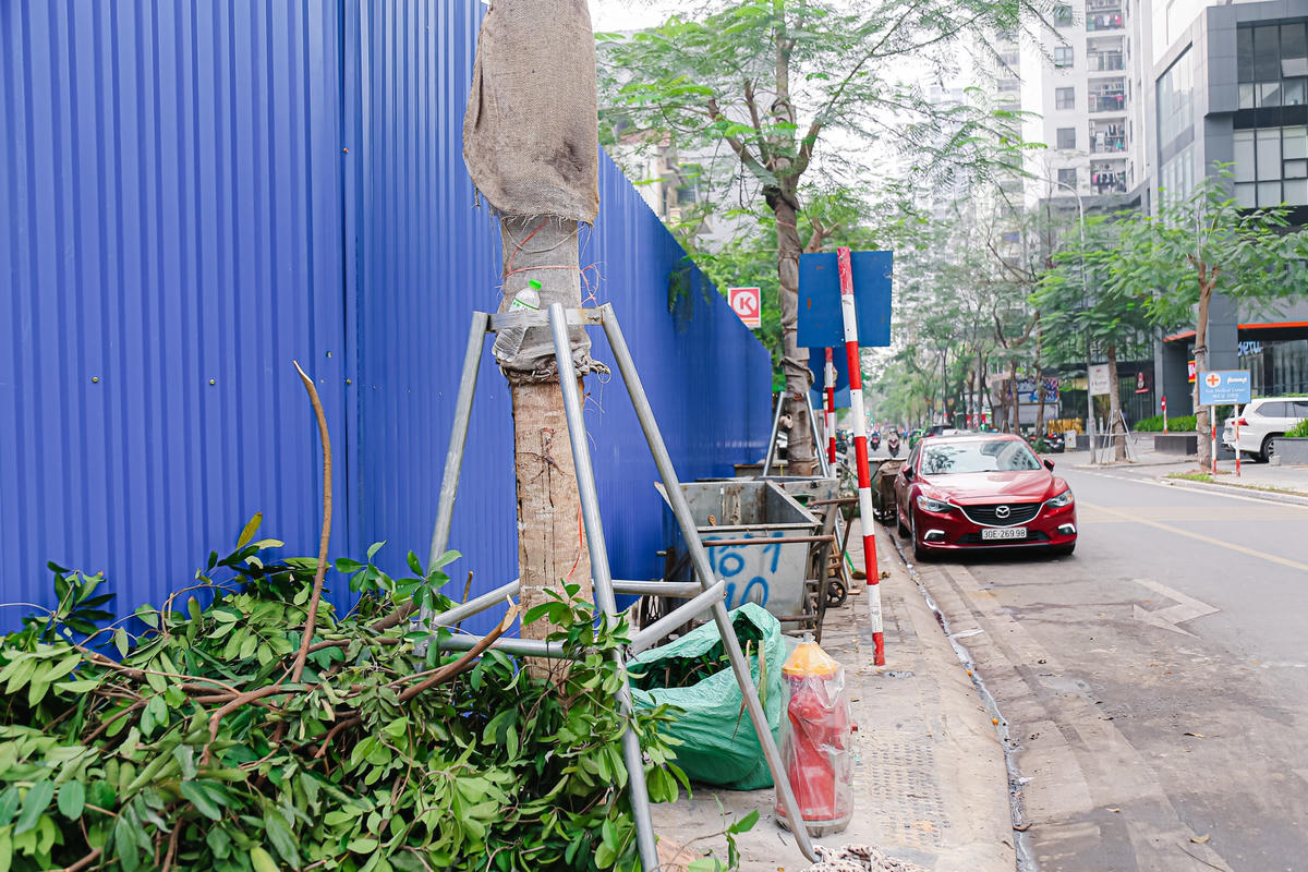 Theo chị Uyên, không chỉ có mỗi vỉa hè Lê Văn Lương bị rào chắn mà tại vỉa hè Lê Văn Thiêm không còn lối đi bộ cho người dân do bị xây dựng thêm hàng rào, một vài xe rác để chình ình trên vỉa hè khiến người bộ không còn lối đi.