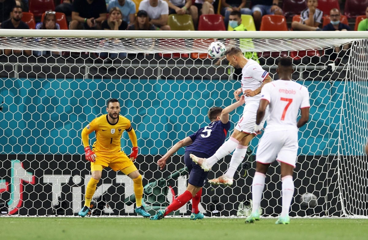 Seferovic bật cao đánh đầu mở tỉ số.