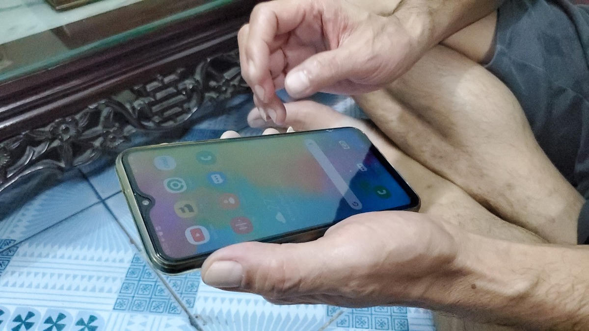 Ông Quý luôn cập nhập công nghệ hiện đại bằng thính giác và cảm nhận từ tay 