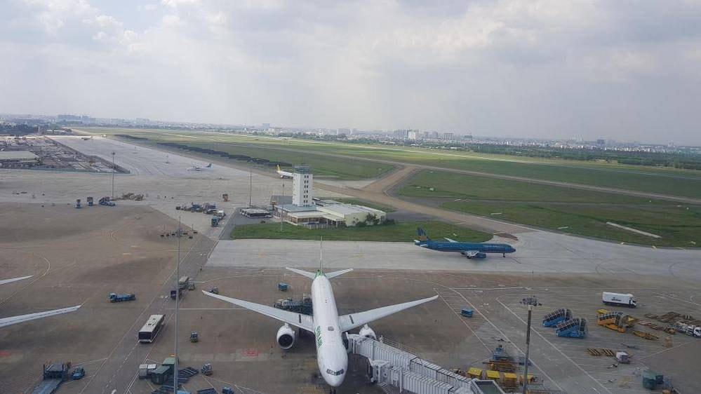 Sở chỉ huy khẩn nguy tại sân bay Nội Bài - Hà Nội cho biết tổ lái chuyến bay QH1402 từ TP HCM không thể hạ cánh do nghi ngờ có cá thể mèo chạy qua đường băng. Ảnh: Người lao động. 