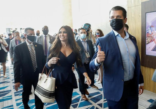Con trai cả của ông Trump, Donald Trump Jr. và bạn gái Kimberly Guilfoyle tới sự kiện CPAC 2021.  