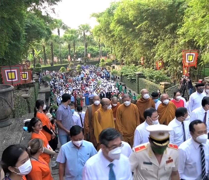 Các đoàn thể, lực lượng vũ trang, nhân sĩ trí thức, chức sắc tôn giáo, dân tộc, kiều bào và người dân thành phố dự lễ dâng hương, dâng hoa (Ảnh: Gia Hiệp).