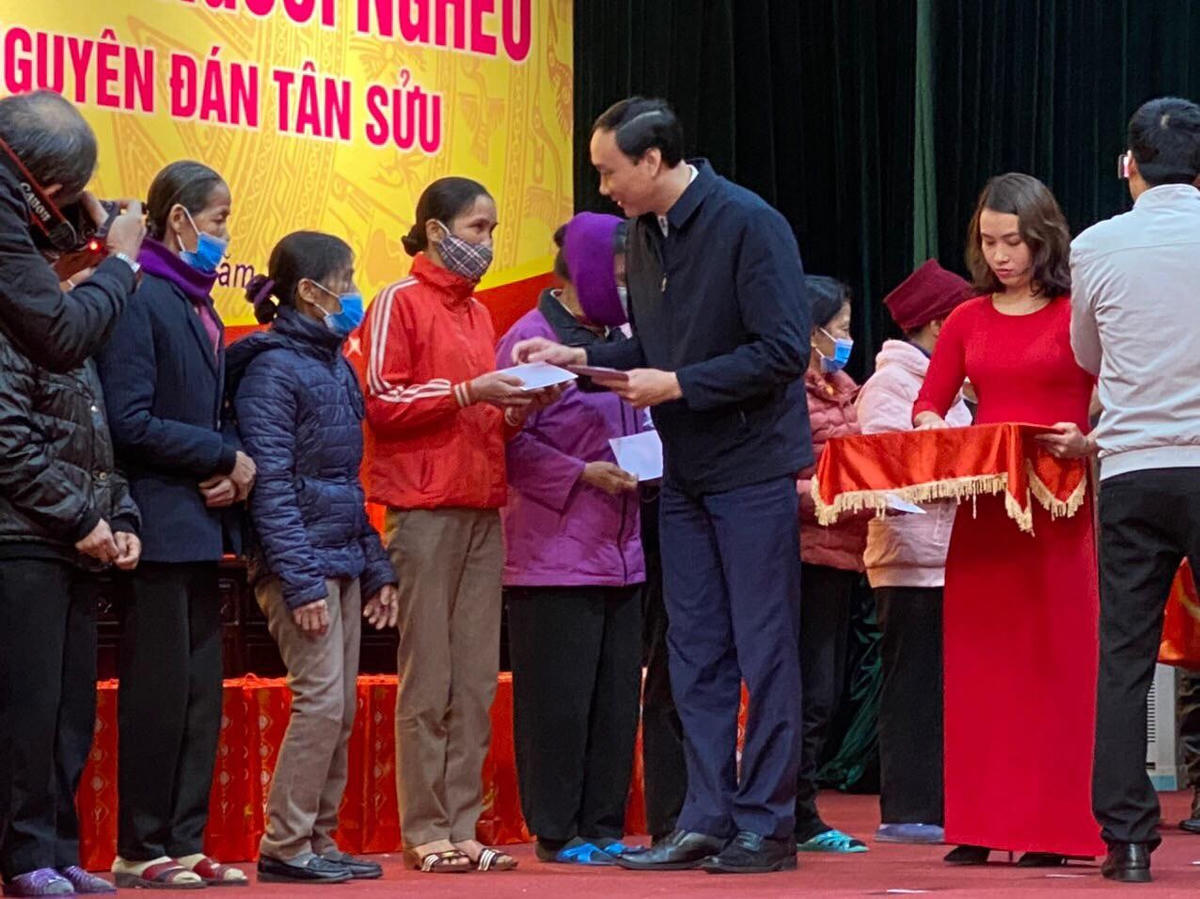 Phó Chủ tịch UBTƯ MTTQ Việt Nam Phùng Khánh Tài tặng quà Tết cho người dân tỉnh Thái Bình.