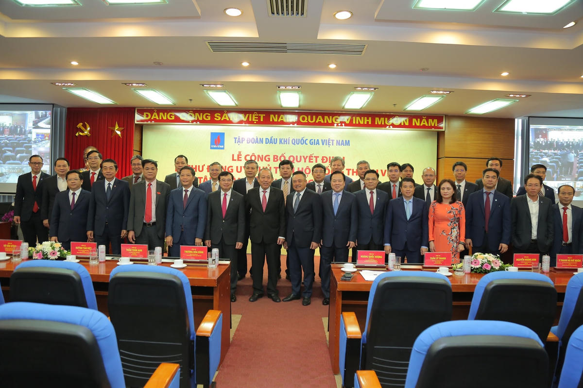 Các đồng chí lãnh đạo Đảng, Nhà nước và lãnh đạo Petrovietnam chúc mừng đồng chí Hoàng Quốc Vượng