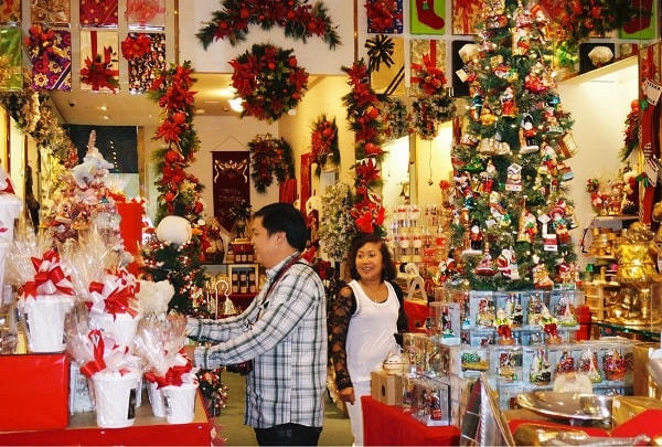 Người Việt ở Mỹ đến trung tâm mua sắm.