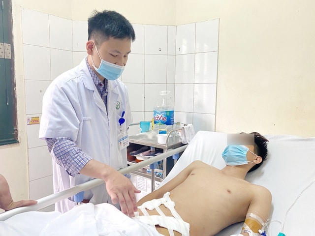 BS Thảo khám lại cho bệnh nhân sau phẫu thuật..