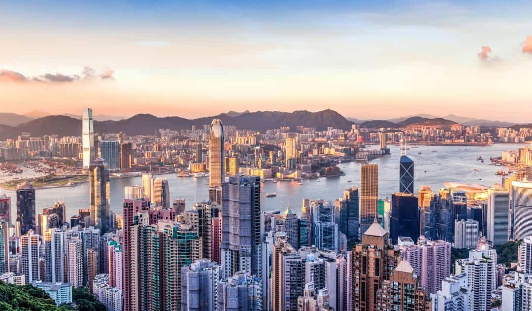 Hong Kong là một trong những khu vực hành chính đặc biệt của Trung Quốc và được biết đến với những tòa nhà chọc trời. Đây là một trong những trung tâm tài chính chính trên thế giới.  