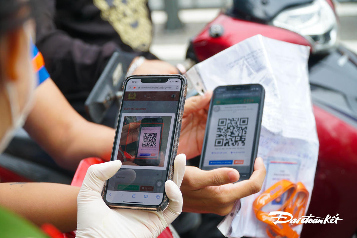 [ẢNH] Người dân vất vả khai báo ‘di biến động dân cư'