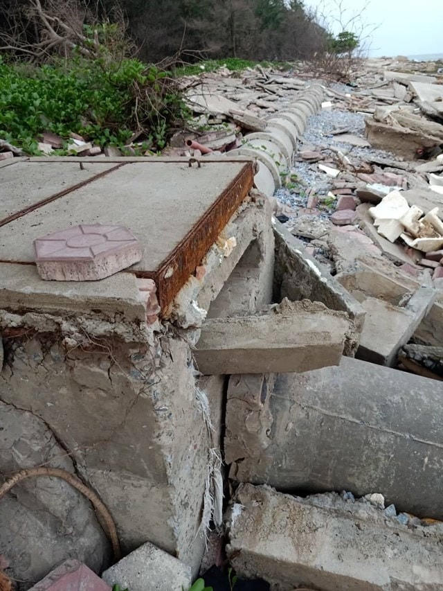 Cảnh tượng "hãi hùng" ở Kè biển bảo vệ Khu du lịch sinh thái Rạng Đông lâu nay.