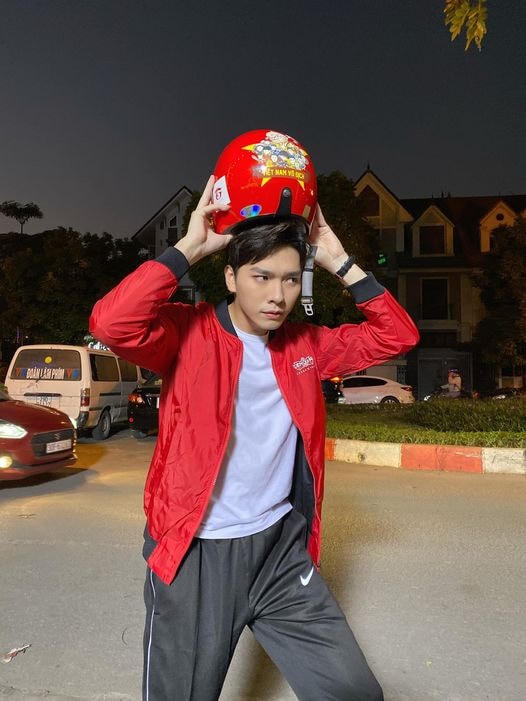 Hot boy Hải Nam cổ vũ cho Đội tuyển Việt Nam: “Nghe nói UAE solo với Việt Nam trong vòng mấy tiếng nữa. Quẩy lên ae ơiiii”.