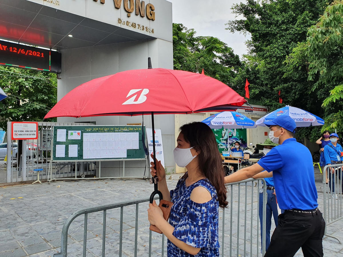 Hai năm liền chịu ảnh hưởng của dịch bệnh Covid-19, các sĩ tử Hà Nội bước vào kỳ thi vào lớp 10 với tâm thế không khỏi lo lắng, áp lực, đó cũng là tâm lí của các phụ huynh trước kì thi của con em mình.