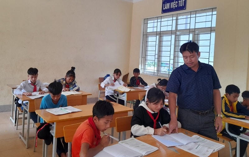 Thầy giáo Lường Văn Dũng dành trọn tình cảm cho các thế hệ học sinh người Hà Nhì nơi cực Tây Bắc suốt 17 năm qua.  