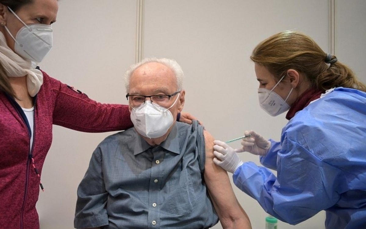 Tiêm chủng Covid-19 cho người già ở Đức. Ảnh: Reuters.