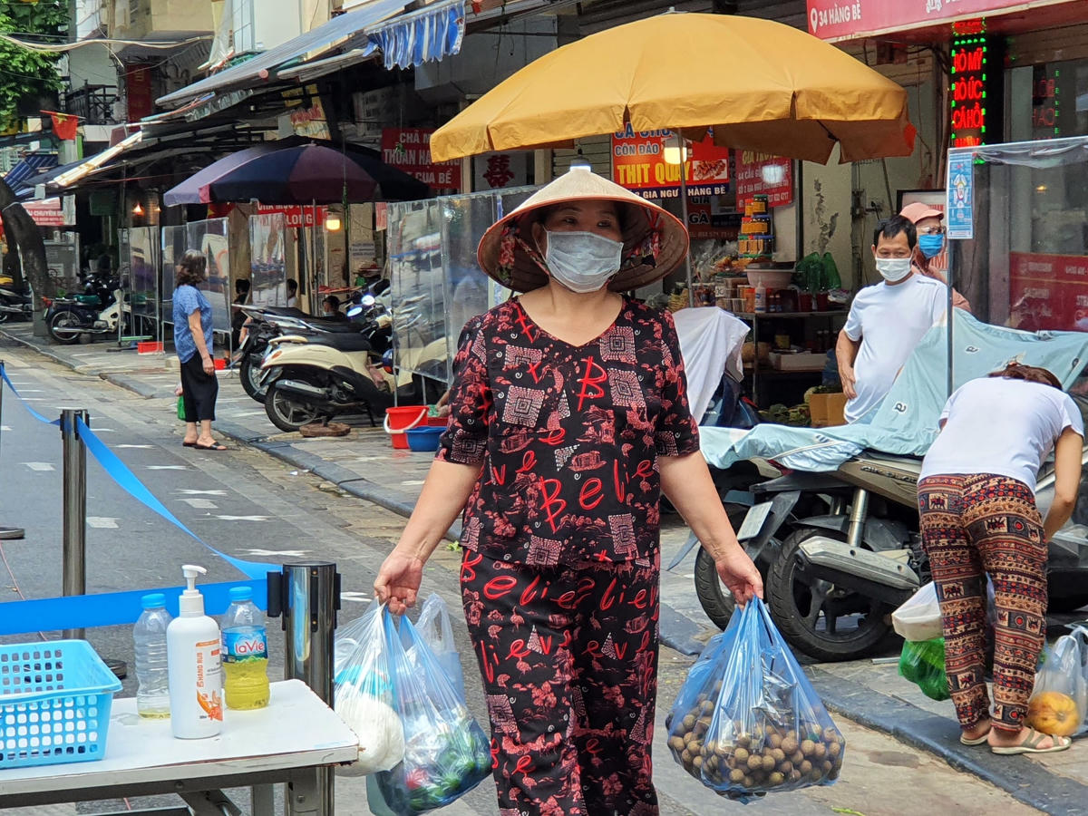 Bà Nguyễn Thị Thanh Bình (63 tuổi, phố Hàng Bạc) chia sẻ: "Chợ vắng đi nhiều từ khi mở lại nhưng giá thì đắt hơn nhiều, tôi mua có một chút đồ này mà đã mất gần triệu bạc, trong khi trước đây có khi tốn chưa đến một nửa tiền".