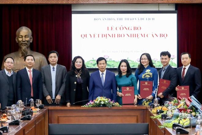 NSƯT Xuân Bắc (thứ 2 từ phải sang) nhận quyết định bổ nhiệm.   